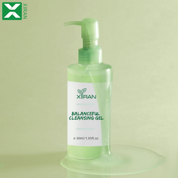 This cleansing gel purifies pores and removes dirt and excess sebum while calming inflammation.