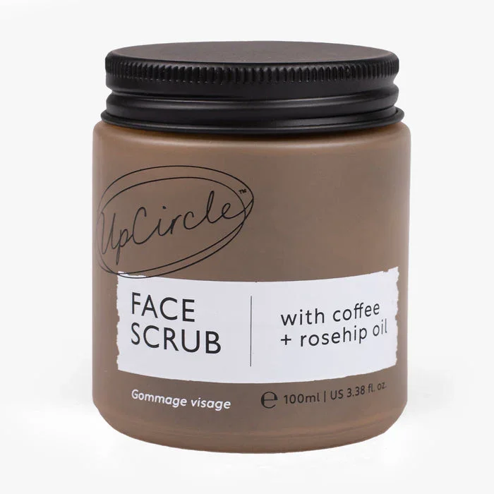 Scrub wajah UpCircle dalam wadah jar dengan kopi dan minyak rosehip, kapasitas 100ml.
