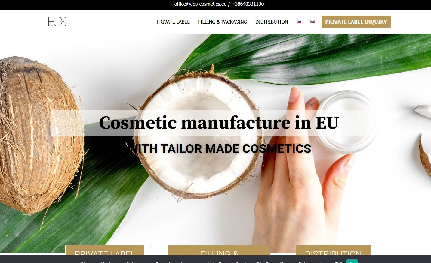 Eine Webseite präsentiert die Kosmetikherstellung in der EU mit natürlichen Inhaltsstoffen wie Kokosnüssen und grünen Blättern. Eine Hand, die einen Kosmetiktiegel hält, ist ebenfalls zu sehen.