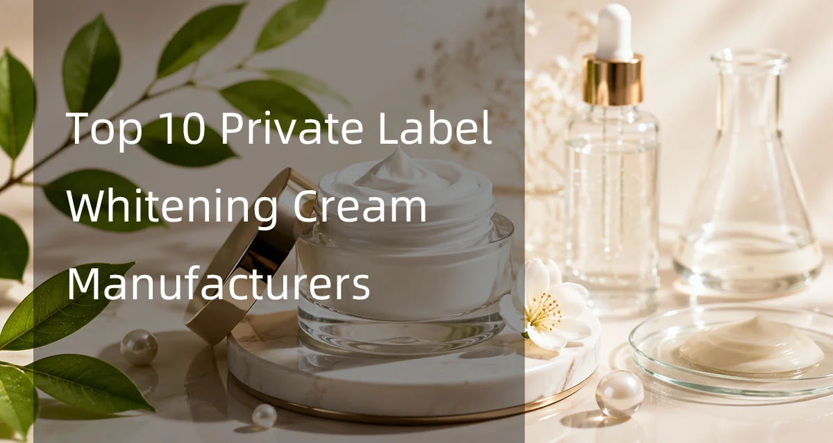 Frasco de vidrio con crema blanca rodeado de botellas de productos para el cuidado de la piel y flores, con texto superpuesto sobre los principales fabricantes de cremas blanqueadoras de marca blanca.