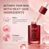 Flacon rouge de sérum raffermissant Xiran NAD avec les détails du produit mettant en évidence les ingrédients clés NAD+ et collagène, sur fond rose.
